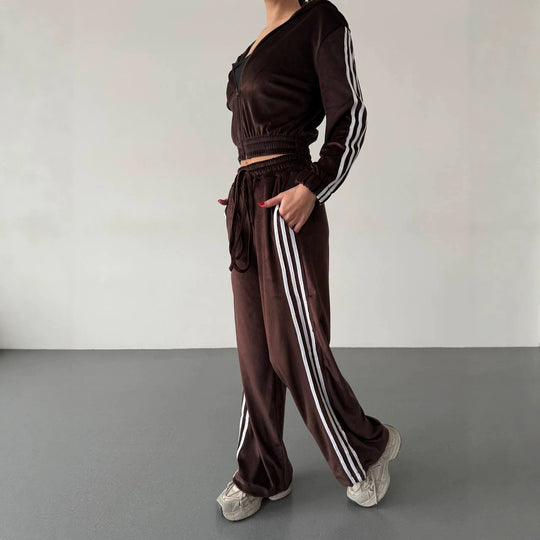 Damen Retro-Samt Trainingsanzug mit seitlichen Streifen, hochgeschnittener Bund und Reißverschluss Eichborn Berlin