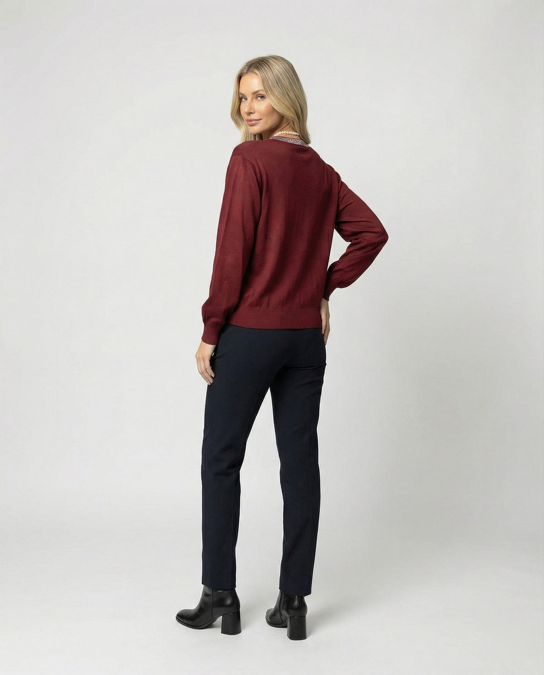 Damen Activewear fein gestrickte Rundhalsbluse mit Satinärmeln und Perlendekor sowie Zierknopfleiste EB