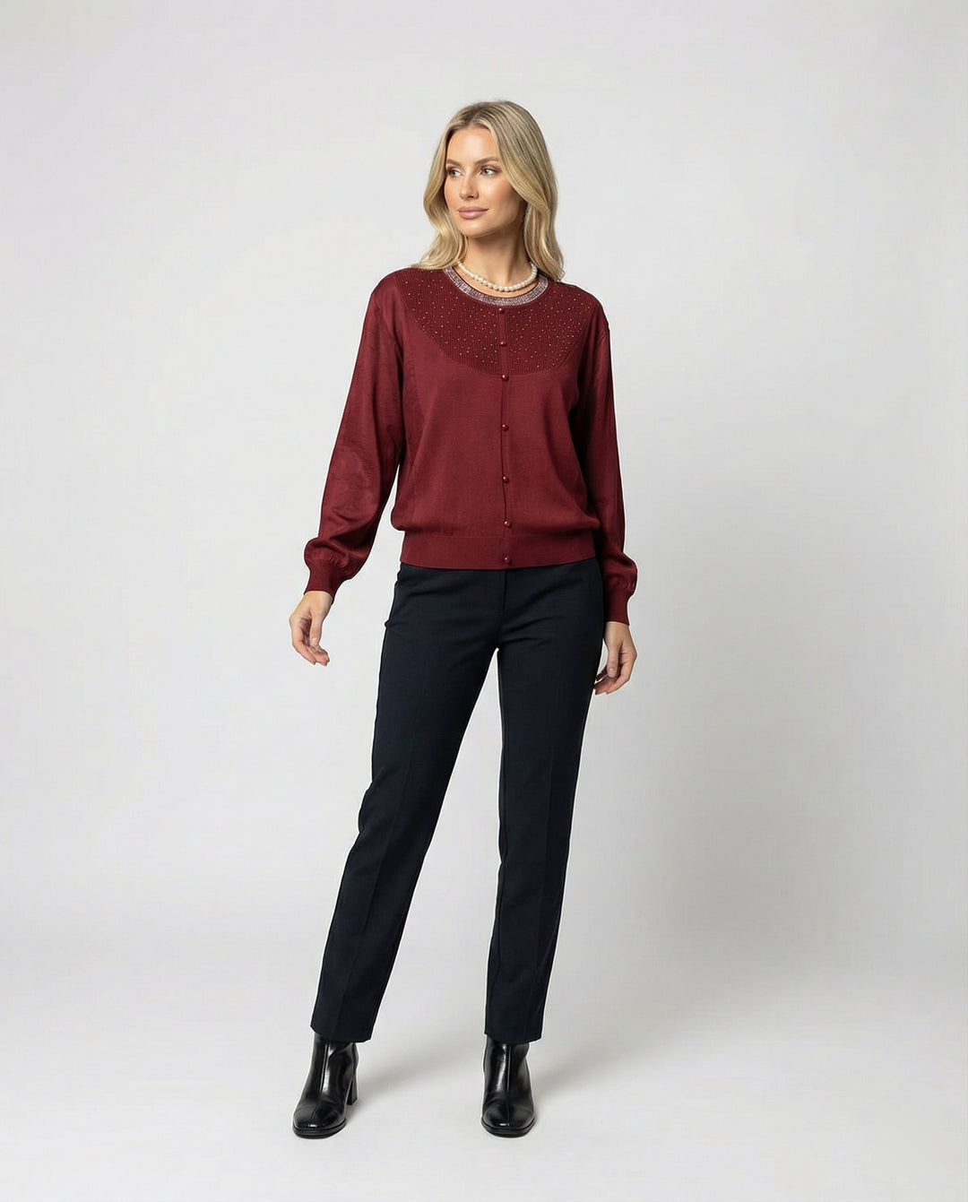 Damen Activewear fein gestrickte Rundhalsbluse mit Satinärmeln und Perlendekor sowie Zierknopfleiste EB
