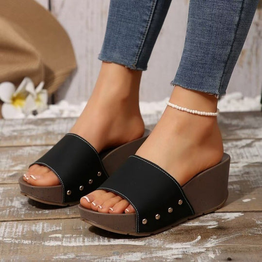 Damen Wedge-Sandalen mit eleganten Nieten und komfortablem Fußbett EB