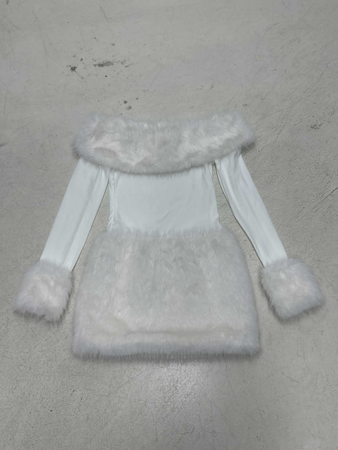 Damen nan figurbetontes Off-Shoulder Minikleid mit langen Ärmeln und luxuriösem Kunstfellbesatz EB
