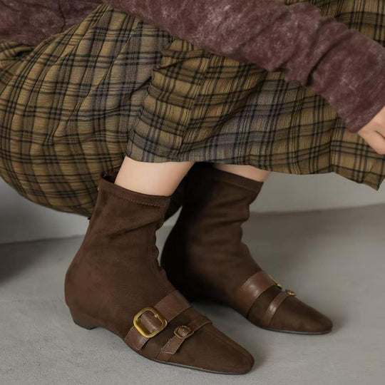 Damen Ankle Boots mit elegantem Riemen und spitz zulaufendem Design EB