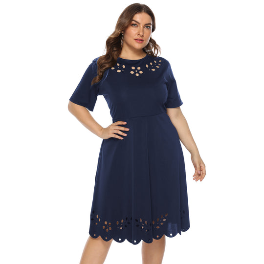 Damen elegantes Kleid mit Ausschnitt und Rüschensaum EB