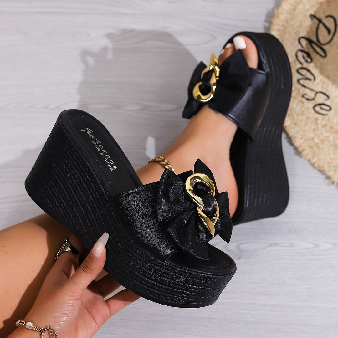 Damen Wedge-Pantoletten mit dekorativem Schleifen-Detail und goldener Kettenapplikation EB