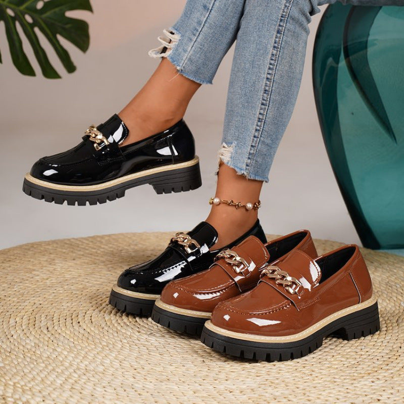 Damen Modische und komfortable Slipper mit glänzendem Obermaterial und Kettenakzent EB