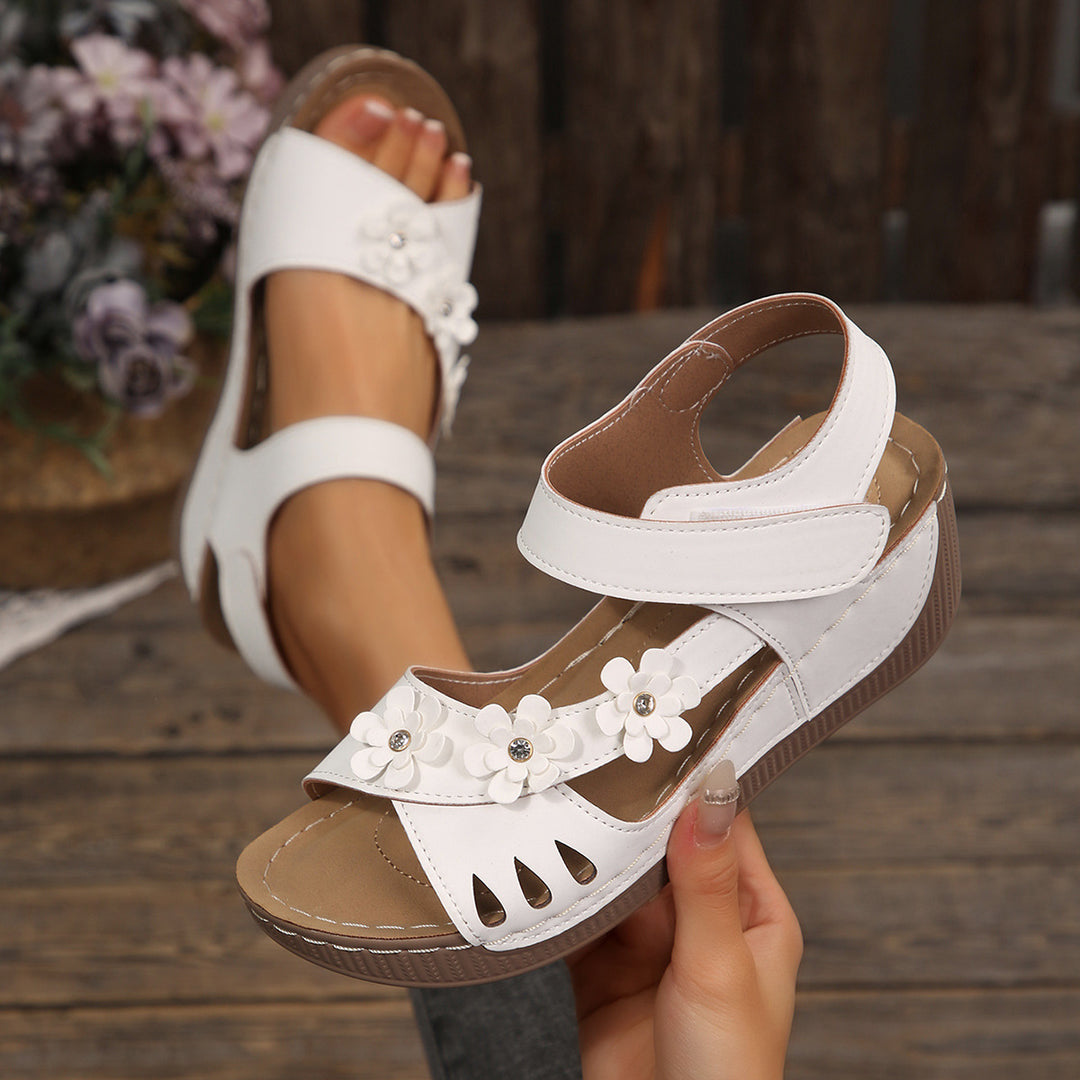 Damen Plateau-Sandalen mit floralen Akzenten und buntem Design EB