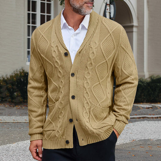 Herren Grobstrickjacke mit elegantem Zopfmuster und praktischen Taschen EB