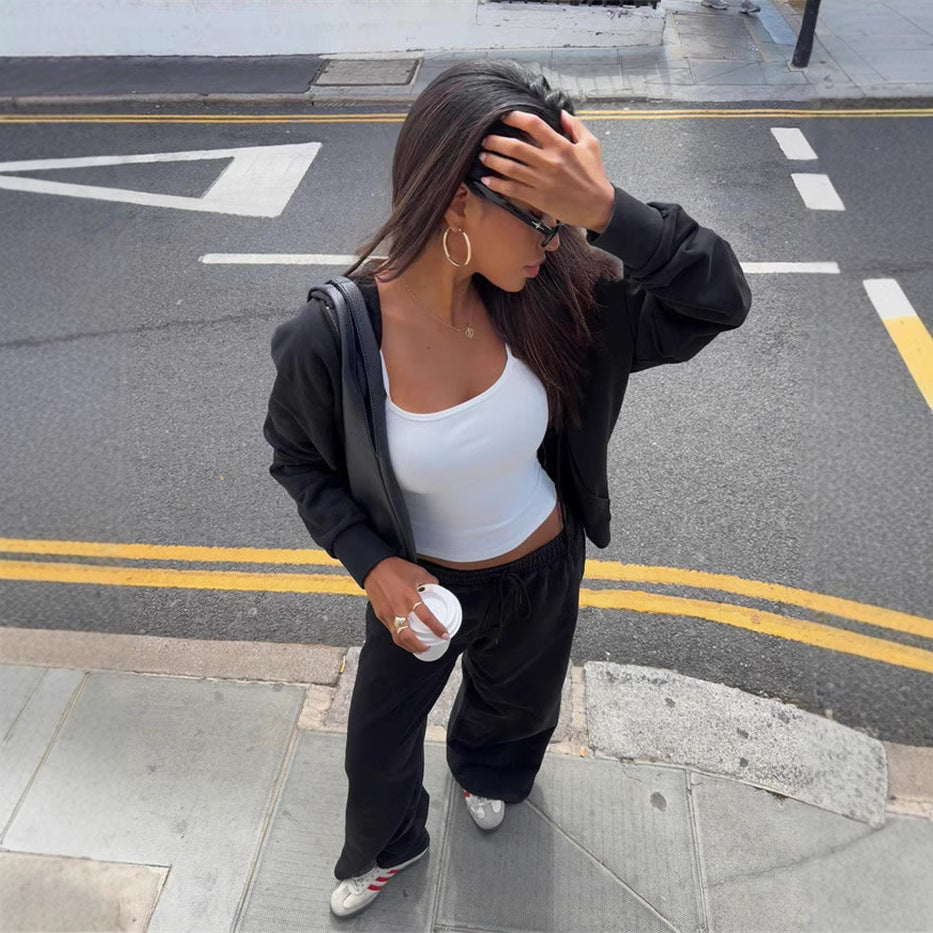 Damen gekürztes Kapuzen-Sweatshirt mit Oversize-Ärmeln und high-waist Wide-Leg Freizeithose Eichborn Berlin