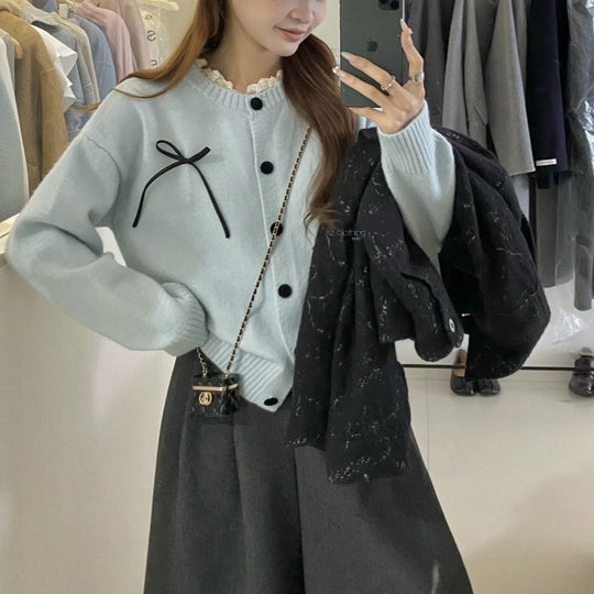 Damen Strickcardigan mit dekorativen Knöpfen und Schleifenakzent EB