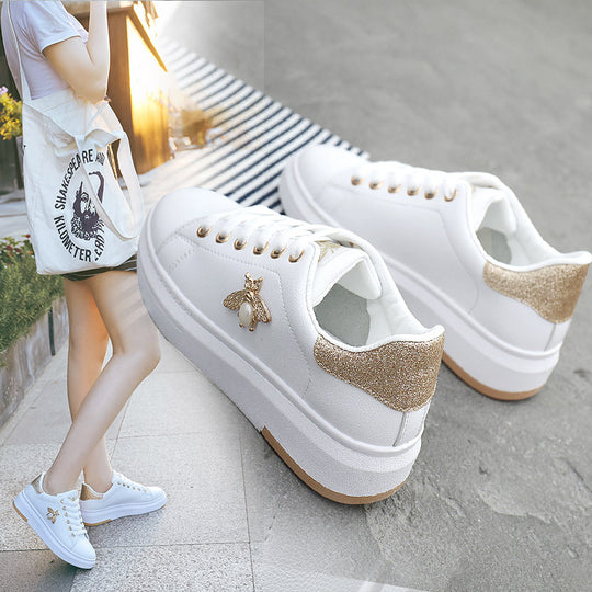 Damen modische Sneakers mit schimmernden Akzenten und Bienenapplikation EB