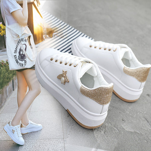 Damen modische Sneakers mit schimmernden Akzenten und Bienenapplikation EB