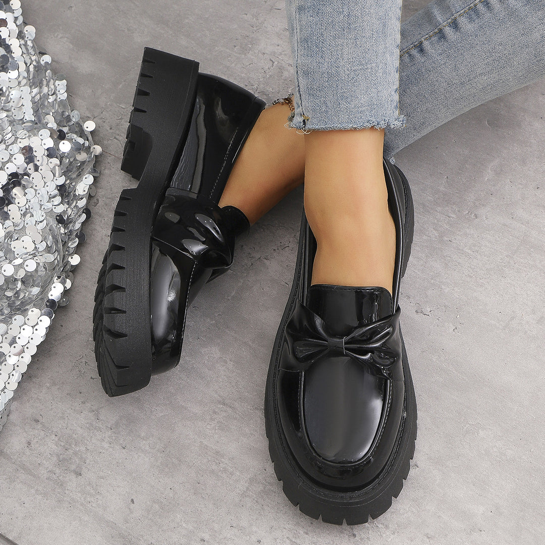 Damen  glänzende Plateau-Loafer mit übergroßer Schleifenapplikation und profilierter Gummisohle EB