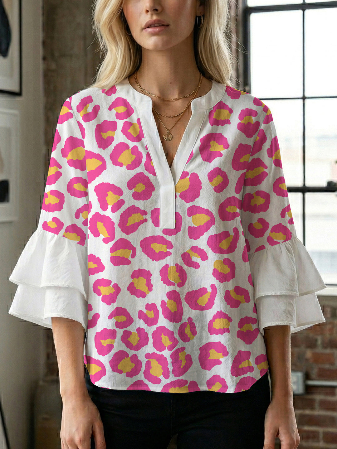 Damen Bluse mit Rüschendetails und auffälligem Animal-Print EB