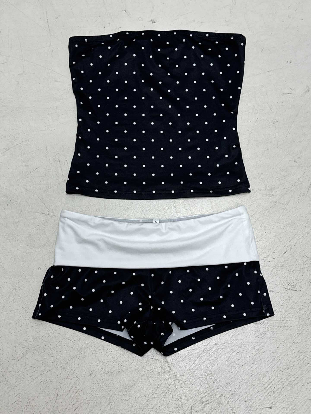 Damen Bandeau-Badeanzug mit Polka Dots und Shorts EB