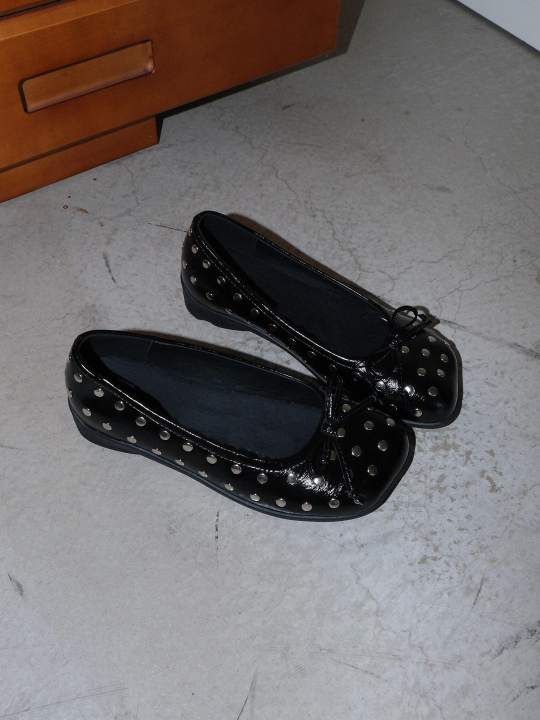 Damen elegante Ballerinas mit modischem Nieten-Detail EB