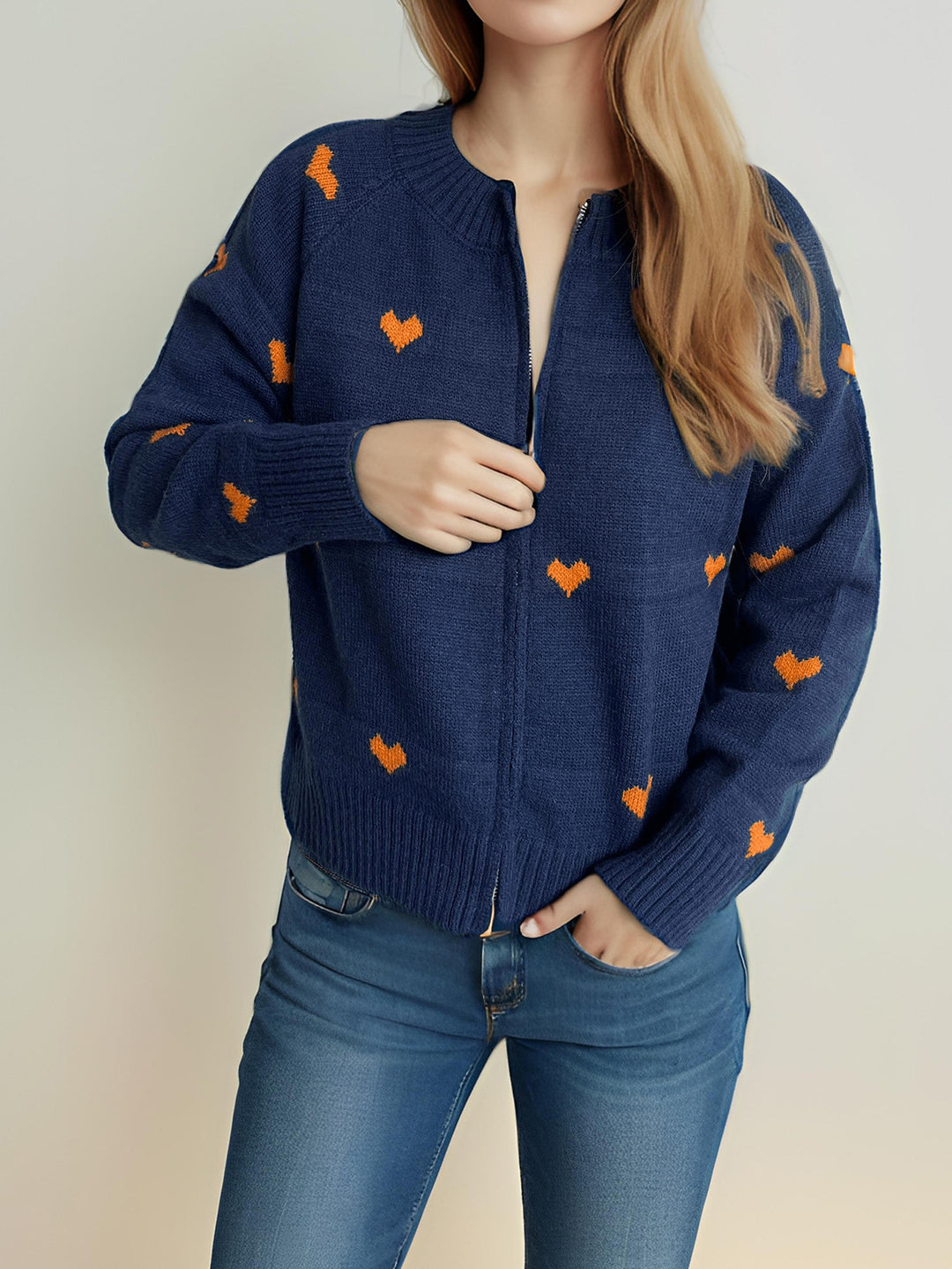 Damen Strickjacke mit Herzmotiv und modernem Reißverschluss EB