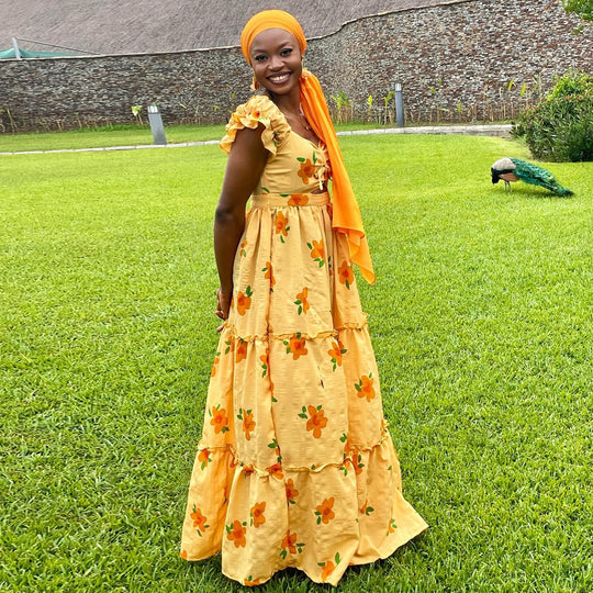 Damen Maxikleid mit voluminösen Rüschen und floralen Akzenten EB