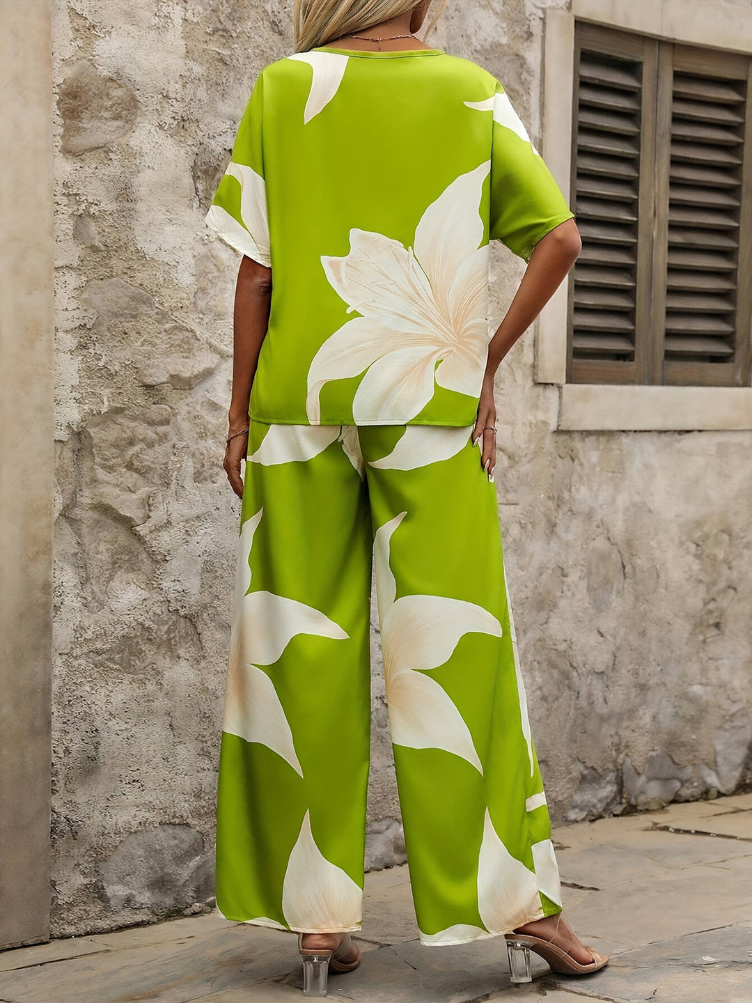 Damen luftiges Ensemble mit fließendem Schnitt und floralem Design EB