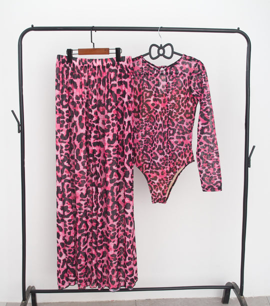 Damen modisches Badeoutfit mit langärmeligen Oberteil und lässigen Pants EB