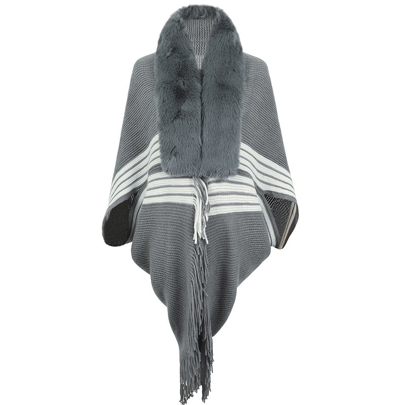 Damen eleganter Strickponcho mit kunstfellbesetztem Kragen und Fransen EB