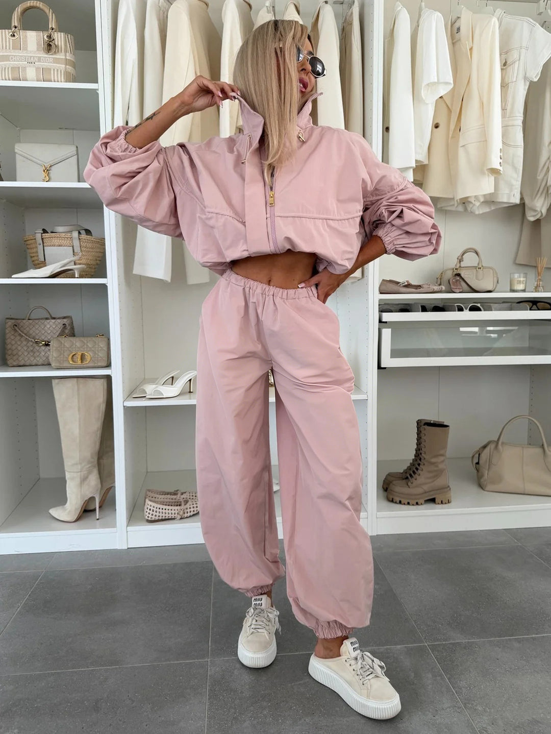 Damen Leichtes Nylon-Set mit oversized Bomberjacke und elastischer Jogginghose EB