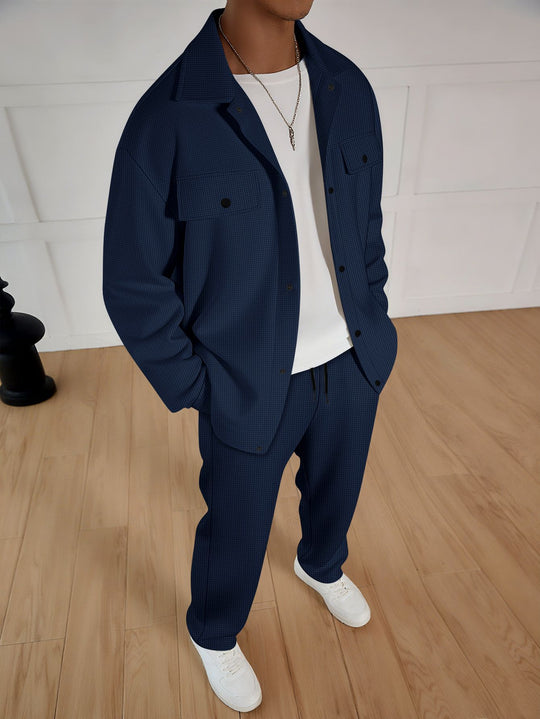 Herren nan zweiteiliges Overshirt-Lounge-Set mit aufgesetzten Klappentaschen, Kordelzug-Hose und feiner Waffelstruktur Eichborn Berlin