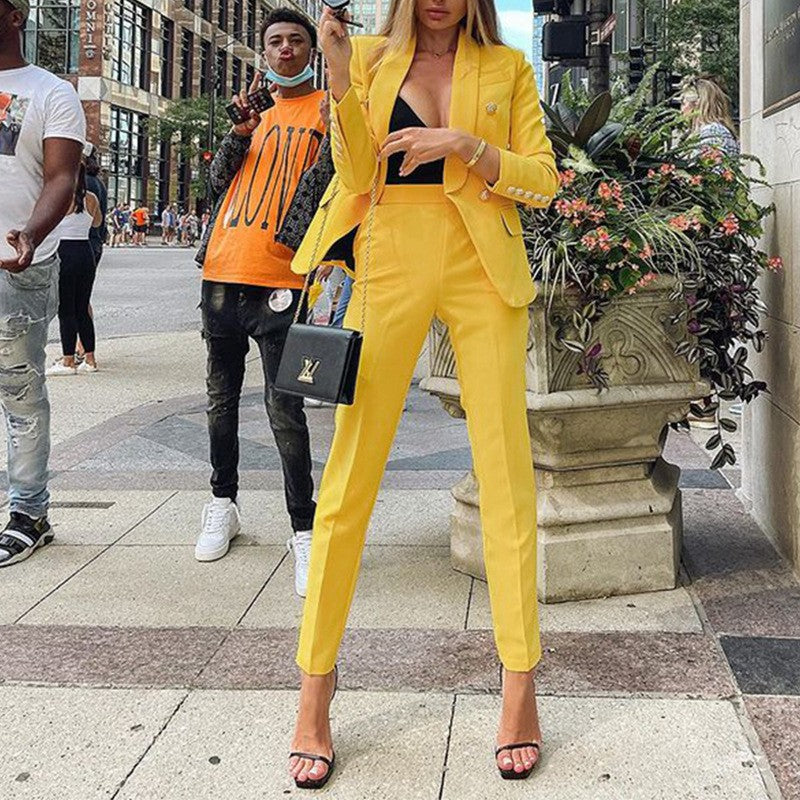 Damen Taillierter Hosenanzug mit tiefem Revers, Slim-Hose und goldenen Zierknöpfen EB