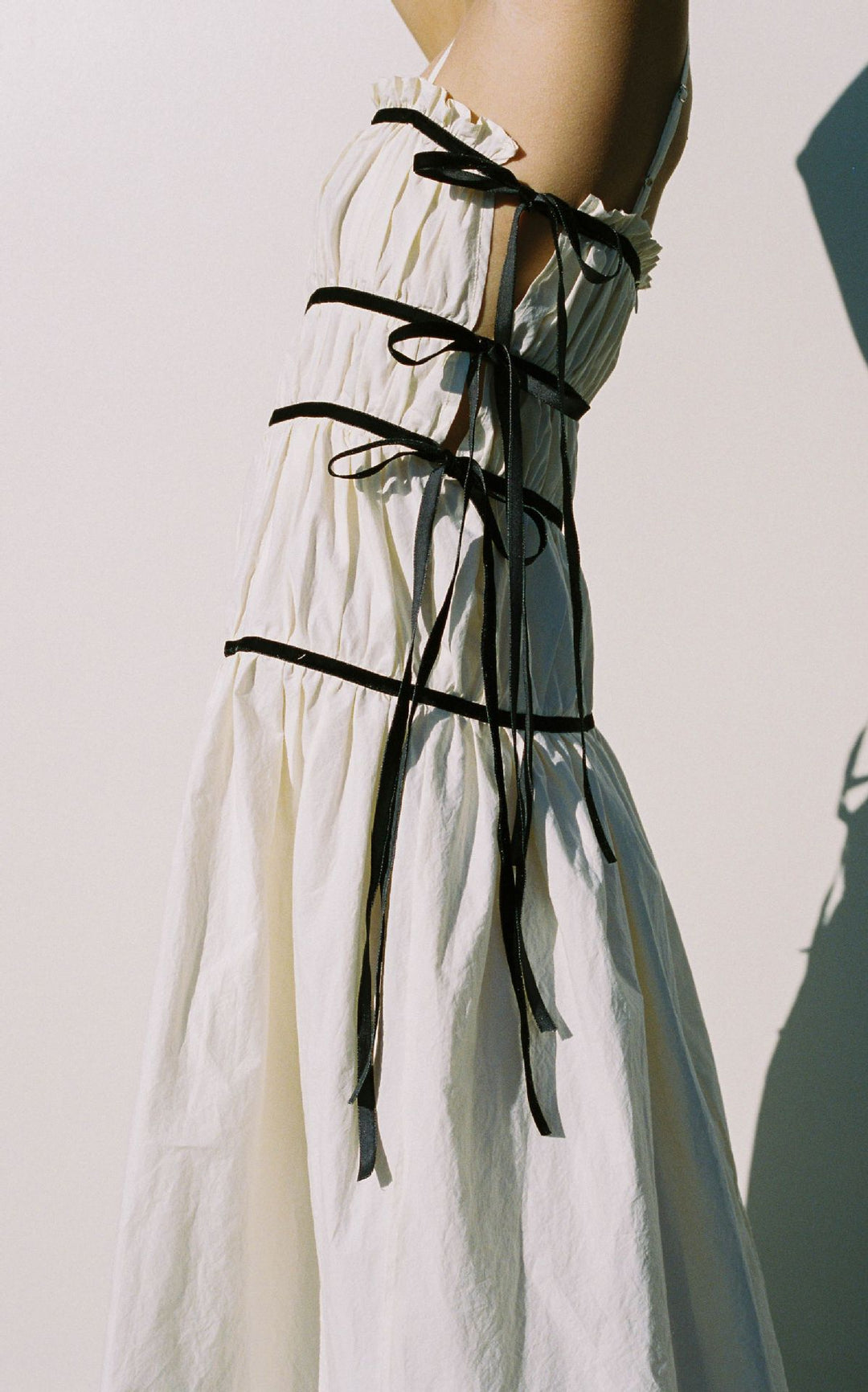 Damen Maxikleid mit verspieltem Rüschendesign und verstellbaren Trägern EB