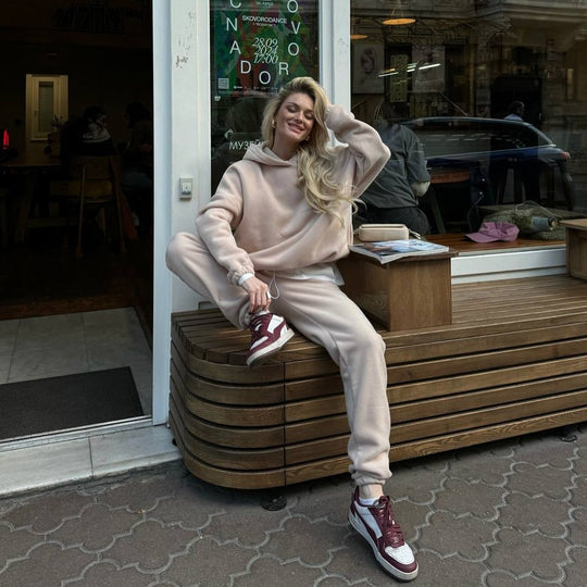 Damen kuscheliges Sweat-Set mit extralangem Kapuzenpullover, verdeckter Kängurutasche und schmal zulaufender Bündchenhose Eichborn Berlin