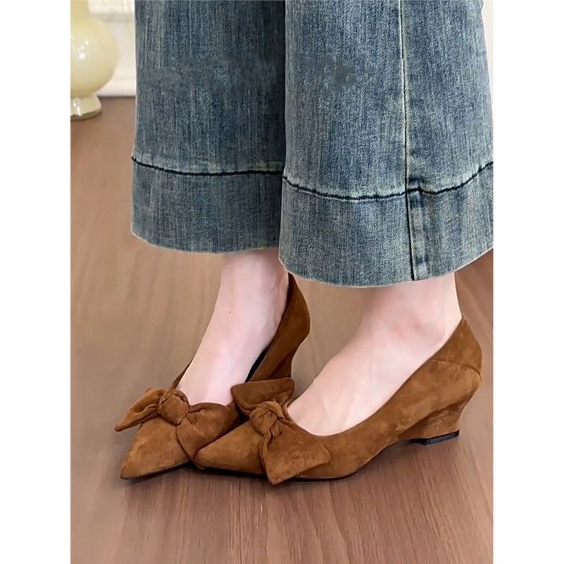 Damen elegante Pumps mit verspielt geschwungenem Design und Schleifenakzenten EB