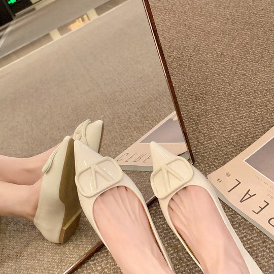 Damen spitze Ballerinas aus glänzendem Lackleder mit elegantem Riemchen EB