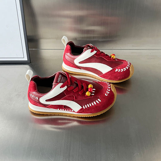 Damen Sportliche Sneakers mit auffälligen Perlenakzenten und hochwertiger Wildleder-Oberfläche EB