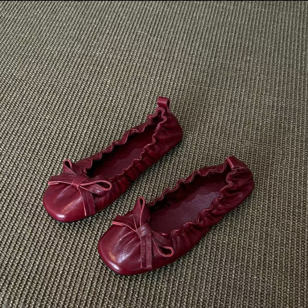 Damen Ballerina-Schuhe mit glänzender Oberfläche und verspieltem Rüschenrand EB