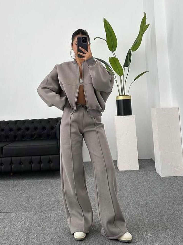 Damen sportive Oversize-Fleecejacke mit diagonaler Reißverschluss-Optik und weit geschnittener High-Waist-Jogginghose Eichborn Berlin