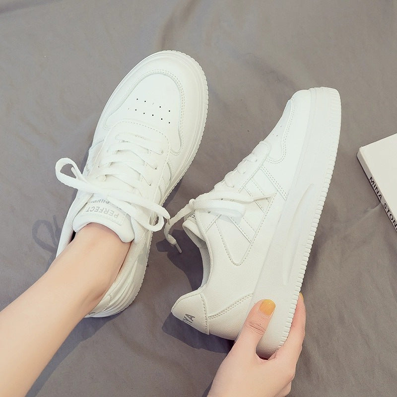 Damen Sportliche Sneakers aus hochwertigem Kunstleder mit rutschfester Laufsohle EB