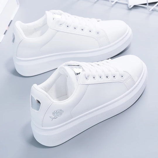Damen nan urbaner Freizeit-Sneaker mit dezenter Rosenstickerei, erhöhtem Keilsohlenprofil und gepolstertem Komfortfußbett EB
