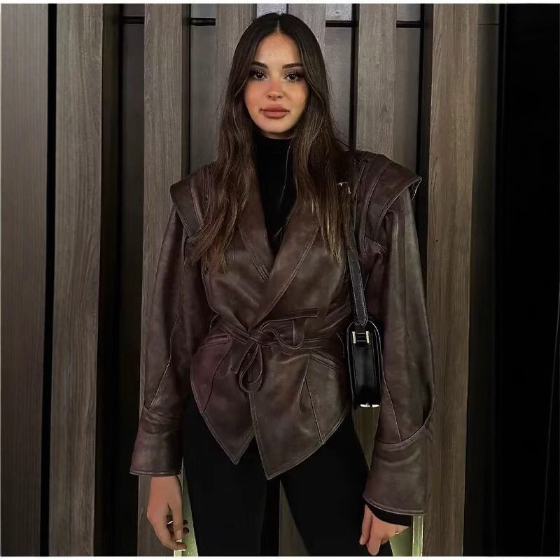 Damen kurzgeschnittene Kunstlederjacke mit Schalkragen, Schnürdetails an Schultern und Taillengürtel EB