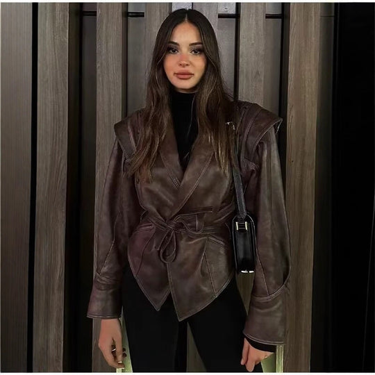 Damen kurzgeschnittene Kunstlederjacke mit Schalkragen, Schnürdetails an Schultern und Taillengürtel EB
