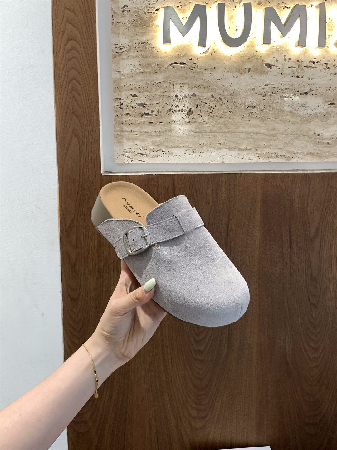 Damen bequeme Clogs mit dekorativem Schnallenverschluss und hochwertigem Veloursleder EB