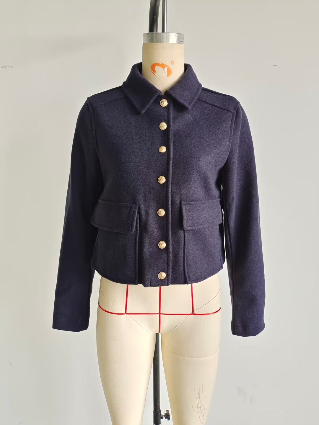 Damen Kurztaillierte Wolljacke mit Zierknöpfen und Pattentaschen EB