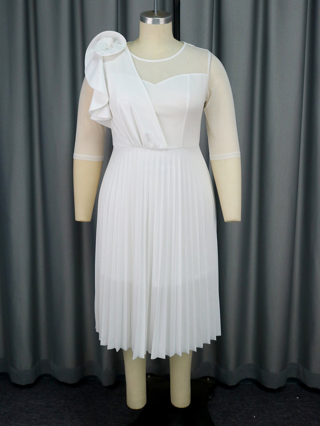Damen elegantes Plissee-Kleid mit asymmetrischem Design und floralen Akzent EB