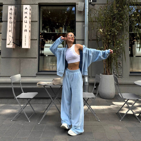 Damen sportive Oversize-Fleecejacke mit diagonaler Reißverschluss-Optik und weit geschnittener High-Waist-Jogginghose Eichborn Berlin