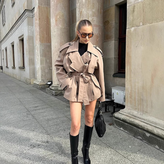 Damen Trenchcoat mit Gürtel und besonderen Knopfdetails EB