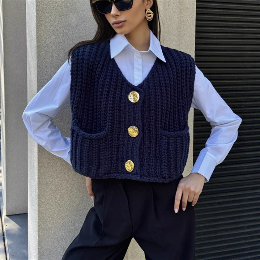 Damen Grobgestrickte Cropped Weste mit V-Ausschnitt und goldenen Zierknöpfen EB