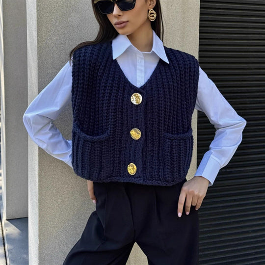 Damen Grobgestrickte Cropped Weste mit V-Ausschnitt und goldenen Zierknöpfen EB