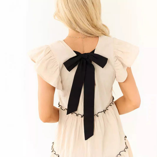 Damen Kurzes Stufenkleid im Babydoll-Stil mit V-Ausschnitt, Rüschenärmeln und kontrastreichen Ziernähten EB