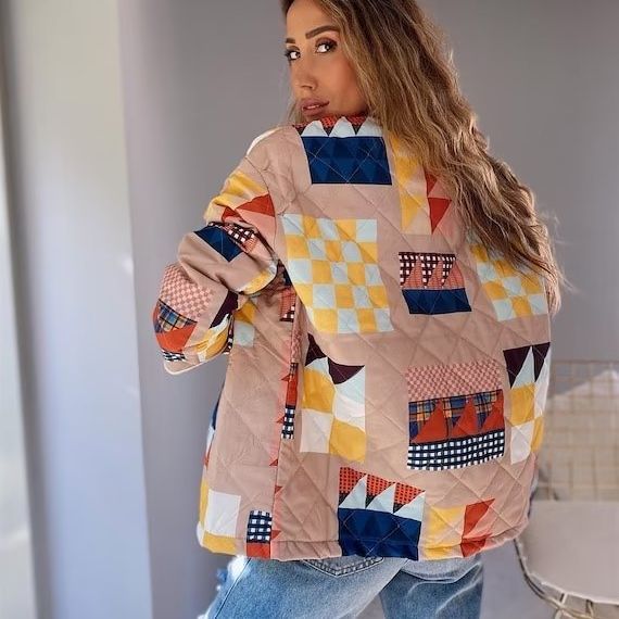 Damen gesteppte Übergangsjacke mit buntem Patchwork-Muster und großen Taschen EB
