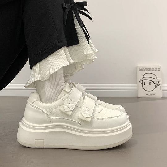 Damen Sportliche Sneakers mit breiter Sohle und elegantem Klettverschluss EB