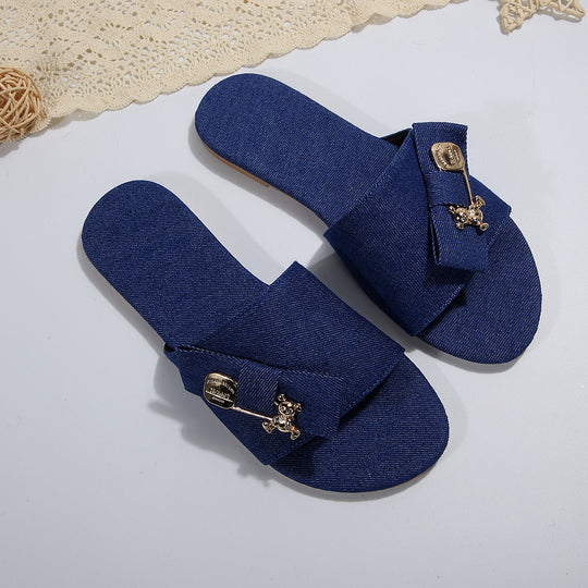 Damen elegante Slip-On Pantoletten mit verschnürtem Riemen und dekorativem Accessoire EB