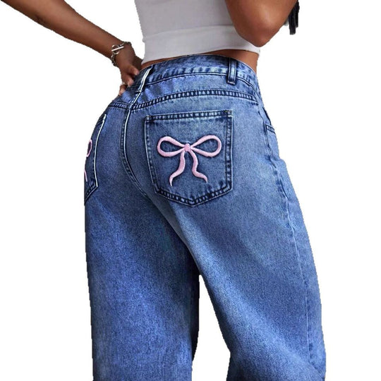 Damen Weit geschnittene Jeans mit kräftigen Kontrastnähten und verspielt gestickten Taschen EB